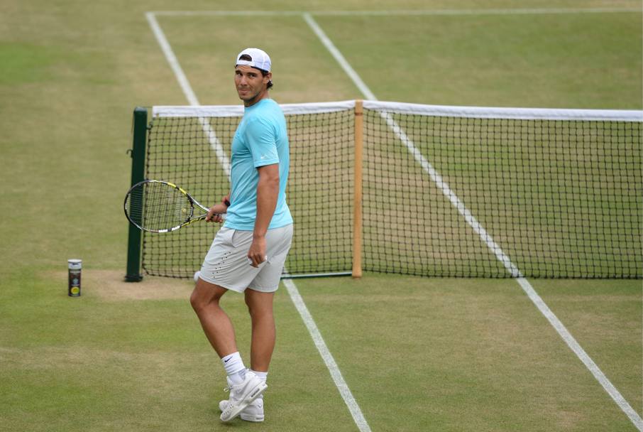 Giornata di riposo a Wimbledon, ma c&#39; lo stesso chi fa registrare il tutto esaurito. Basta un allenamento di Rafa Nadal per far impazzire i fan dello spagnolo e non solo... Reuters